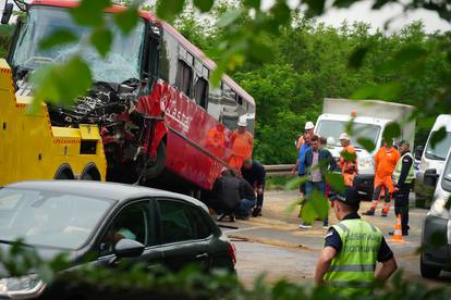 FOTO Stravične scene iz Srbije: Poginuo vozač (34) džipa, zabio se u autobus, ozlijeđeno 37 ljudi