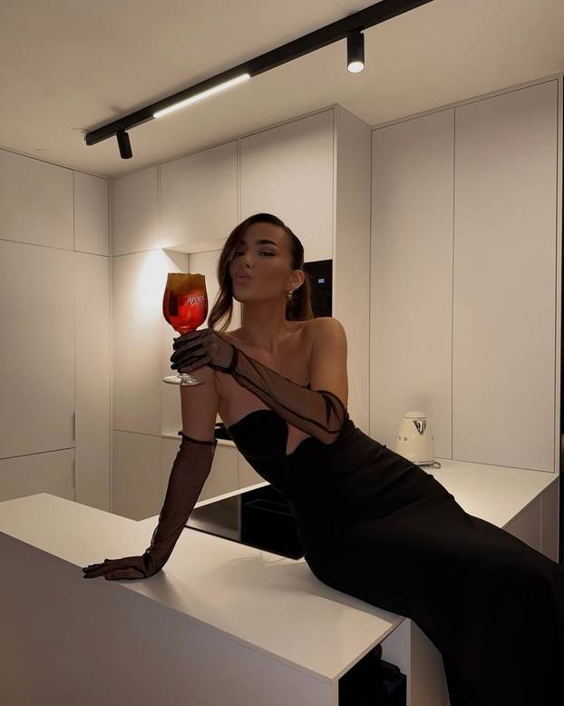 FOTO Hrvatska Kim K. više nije solo? Zagrljaj s misterioznim muškarcem podigao prašinu