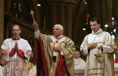 Papa: Zlostavljači u crkvi moraju se izvesti pred sud