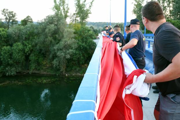 Petrinja: Postavljena velika zastava RH povodom 31.obljetnice VRO Oluje na mostu preko rijeke Kupe