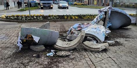 Maloljetnik autom razvalio betonski stup u centru Nove Gradiške: 'Jurio je 140 na sat!'