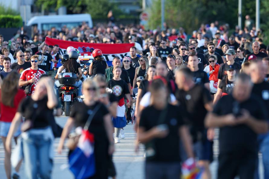 Sinj: Posjetitelji dolaze na hipodrom uoči početka Thompsonovog koncerta