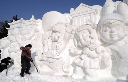 Ledenim skulpturama Francuskoj 'kradu' turiste