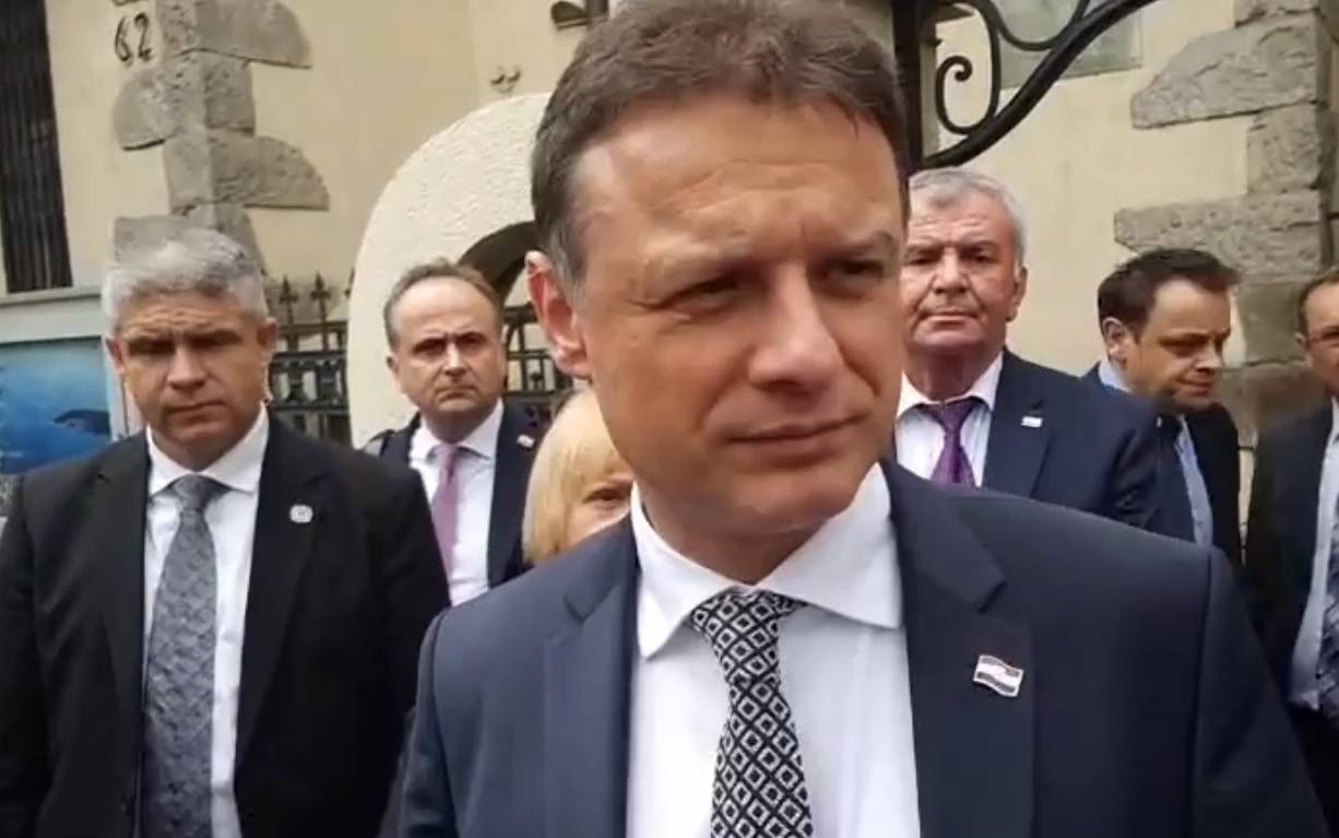 Šešelj gazio hrvatsku zastavu:  Jandroković prekinuo posjet