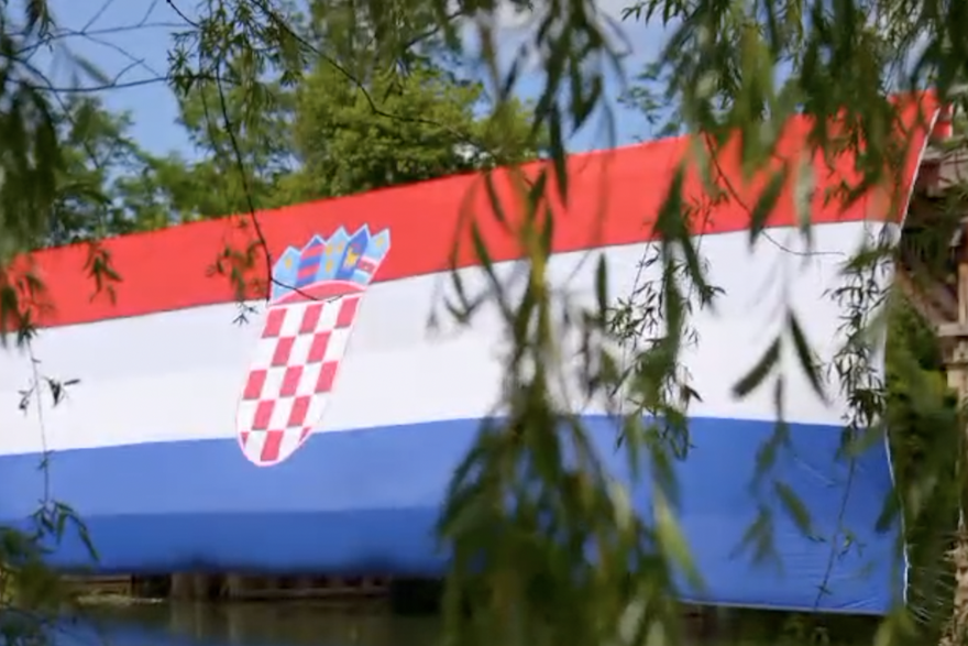 Karlovački vatrogasci postavili su hrvatsku zastavu na starom mostu preko Korane