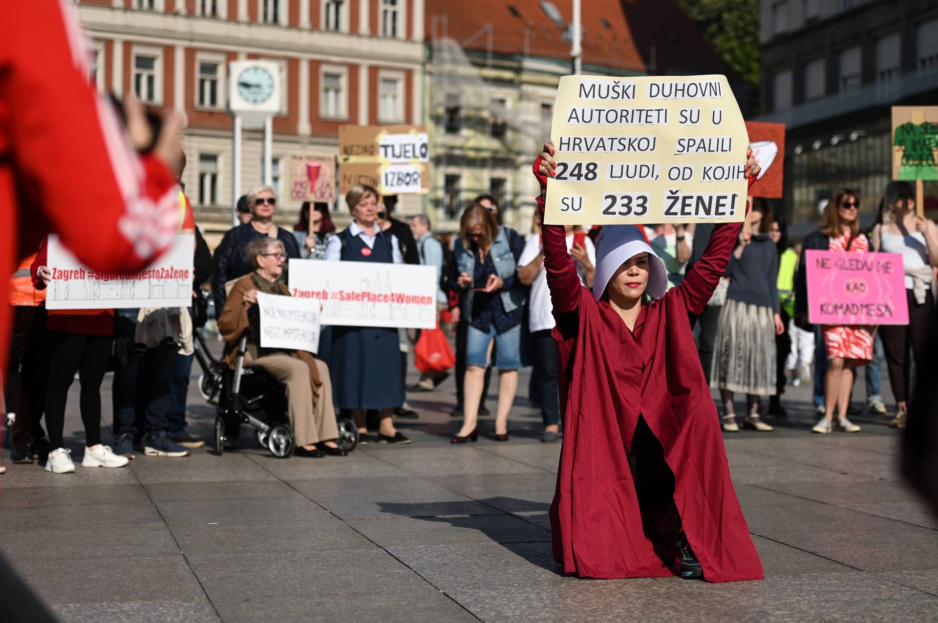 Molitelje krunice na glavnom zagrebačkom  trgu dočekao  kontraprosvjed ...