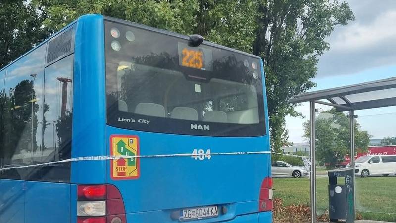 V Zagrebu z nožem napaden voznik avtobusa ZET