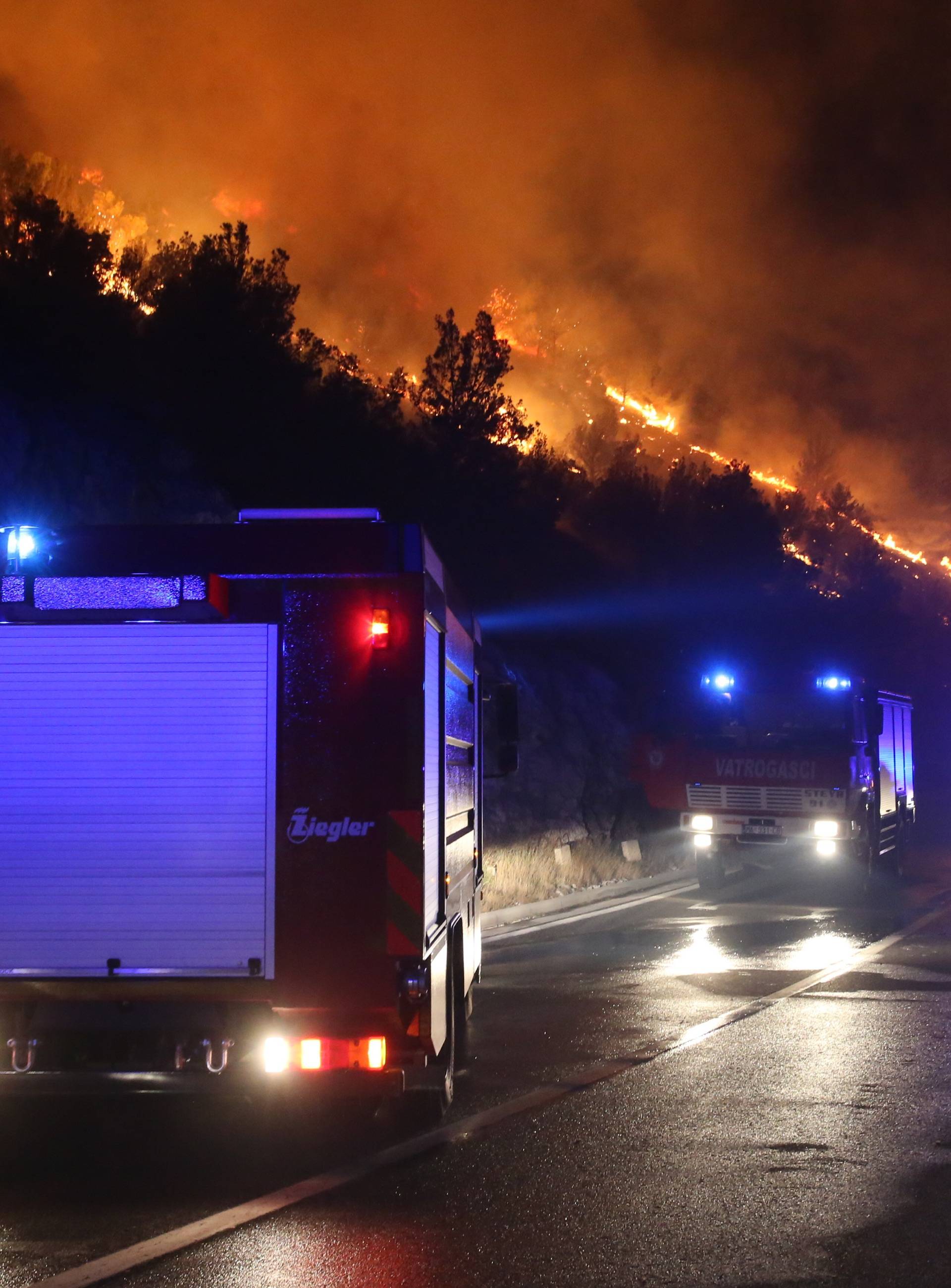 U Đevrskama obranjene kuće, ali jak vjetar i dalje nosi vatru