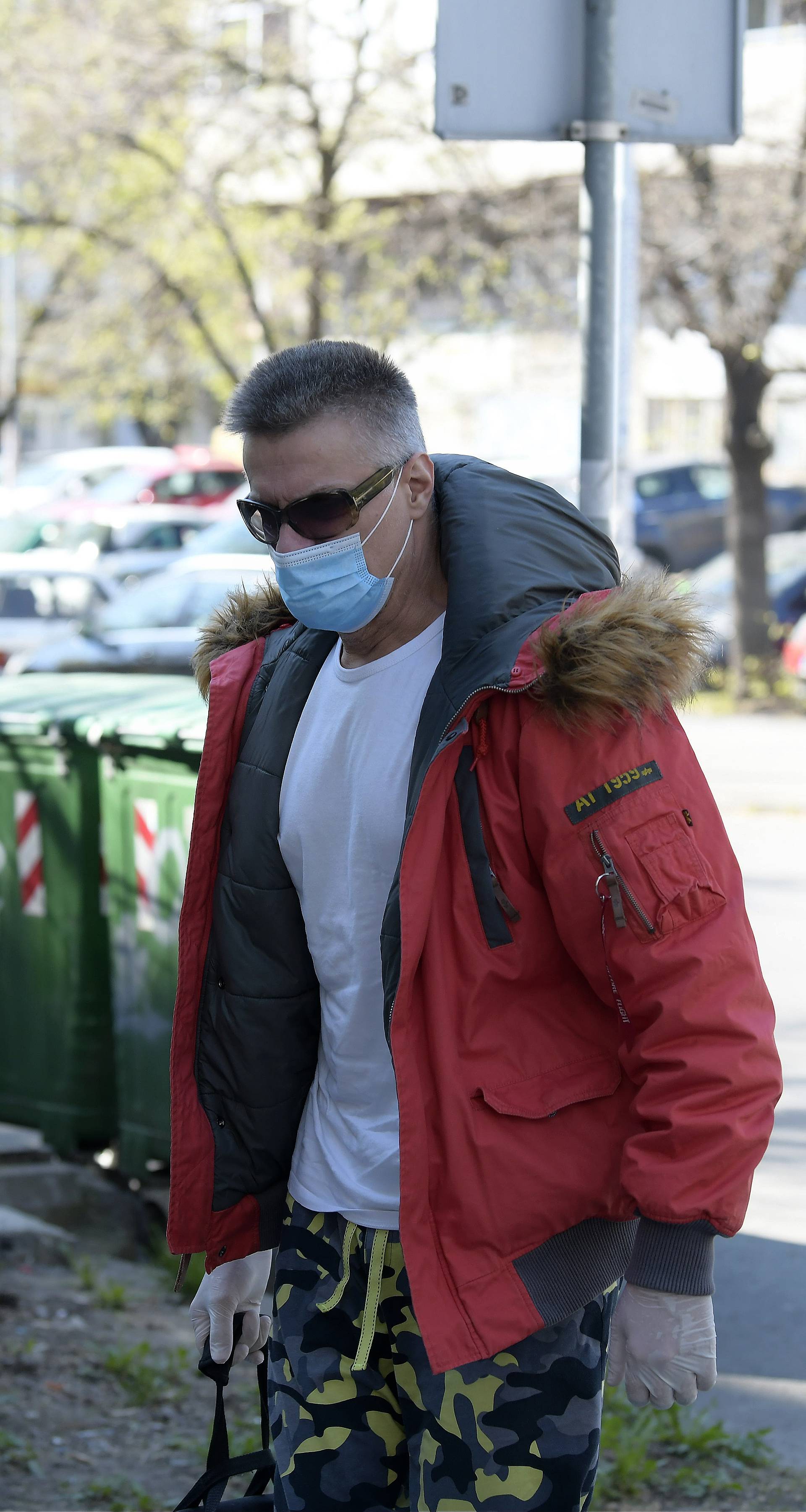 Singer Djordje David in front of the apartment building after leaving the Infectinve clinic where he was treated for the coronavirus.
Pevac Djordje David ispred zgrade u kojoj ima stan nakon izlaska sa Infektinve klinike gde se lecio od korona virusa.