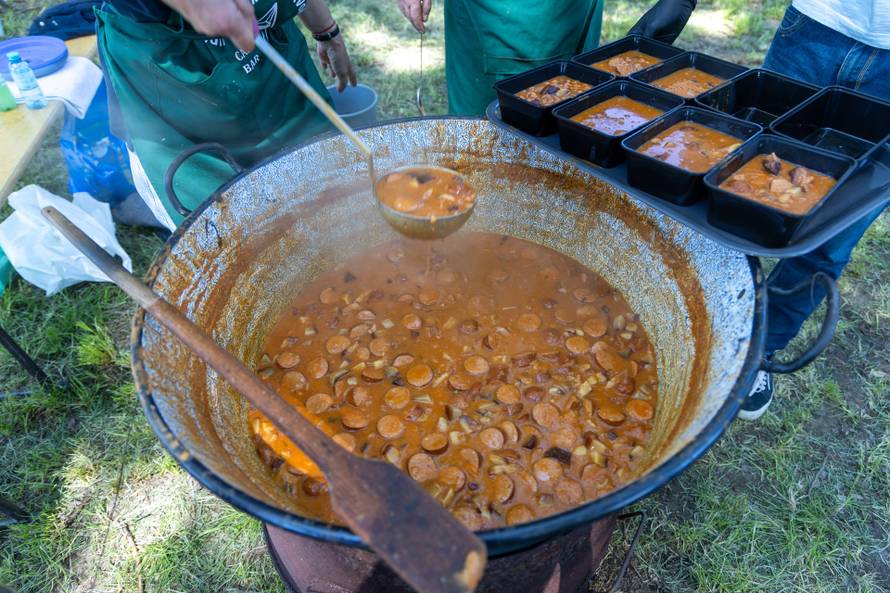 Osijek. Podjela graha na lijevoj obali Drave na Praznik rada