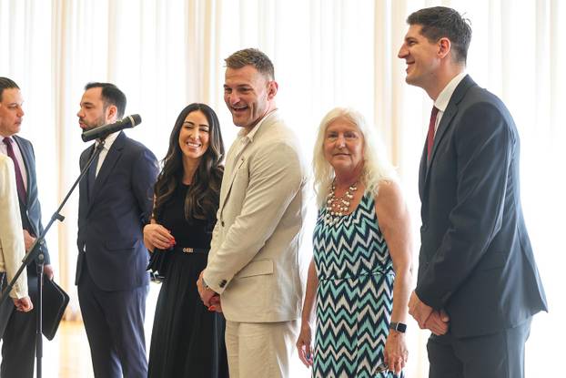 Zagreb: Predsjednik Zoran Milanović uručio je odlikovanje Stipi Miočiću