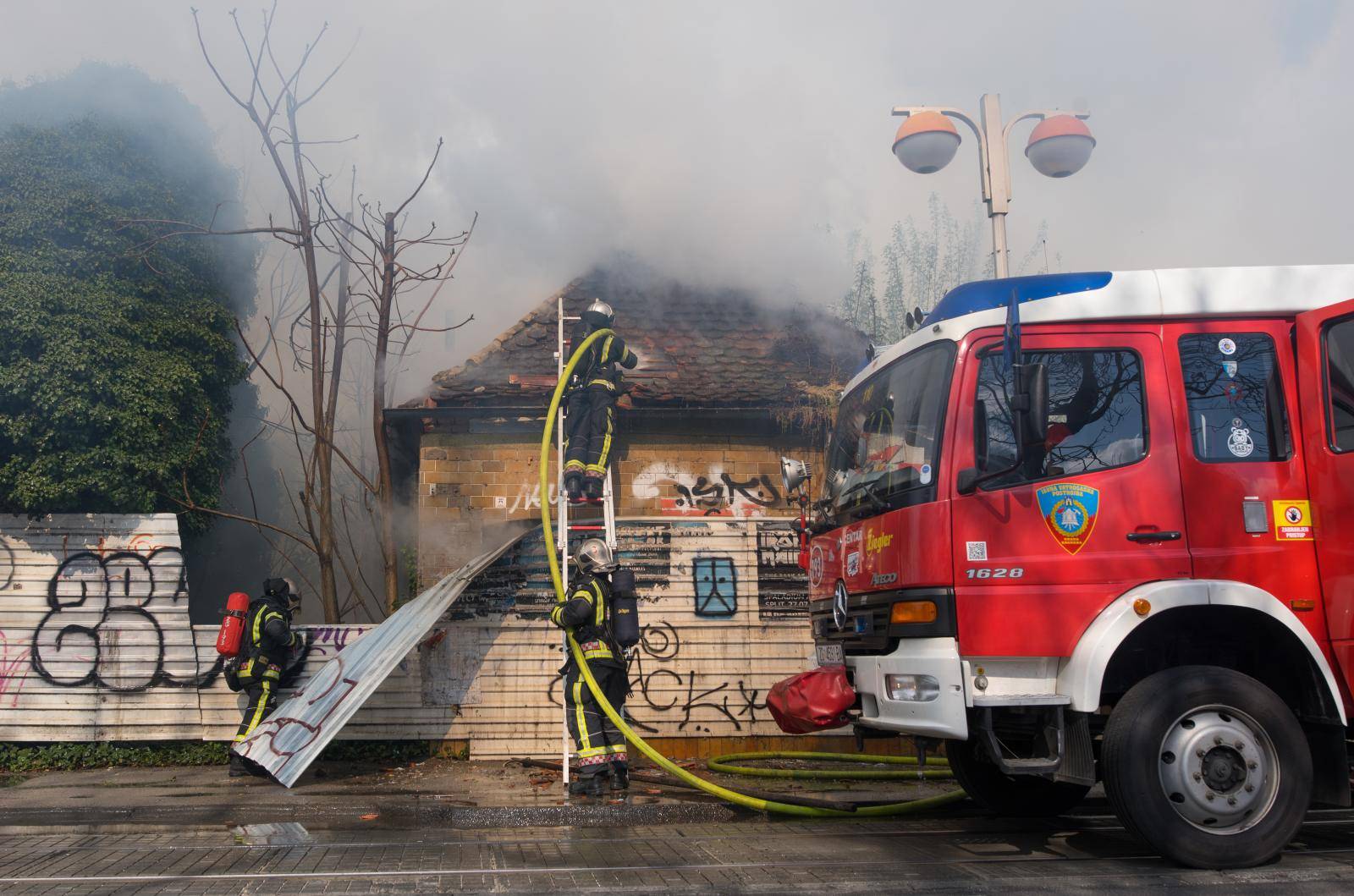 U gašenju požara u Zagrebu ozlijeđena dvojica vatrogasaca