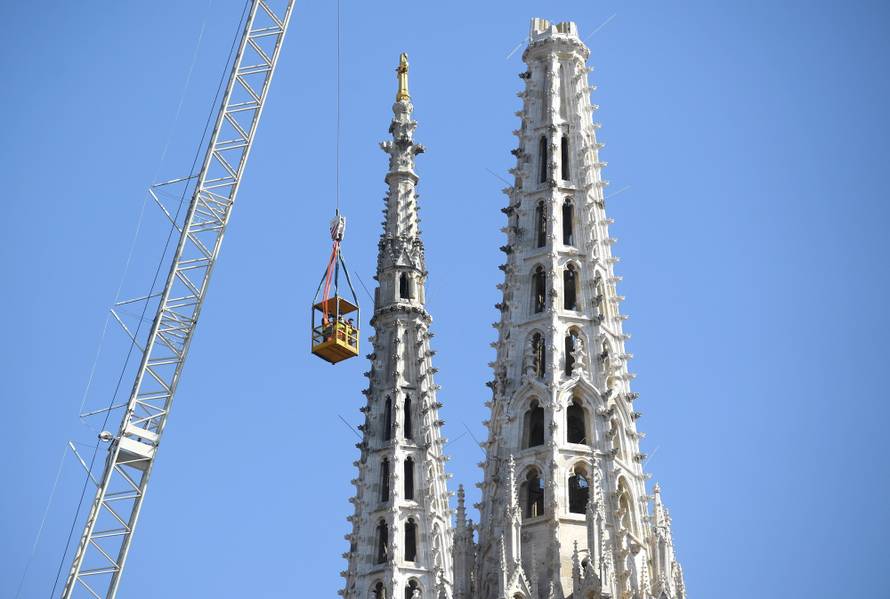U utorak trebali rušiti toranj katedrale, ali puhao je vjetar