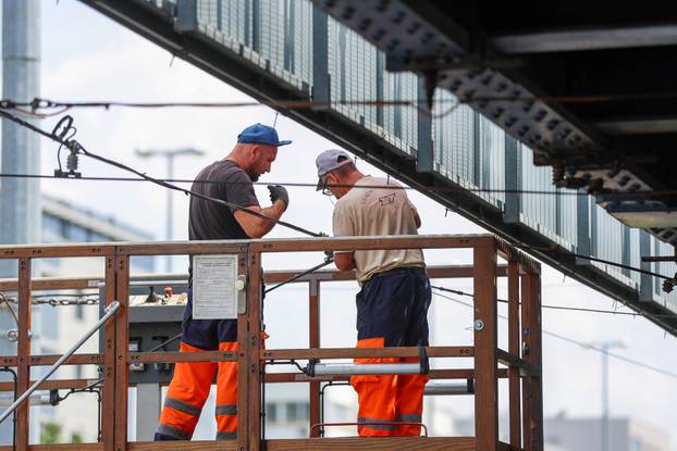 Zagreb: Kamion potrgao tramvajske žice  na uglu Branimirove i Držićeve 