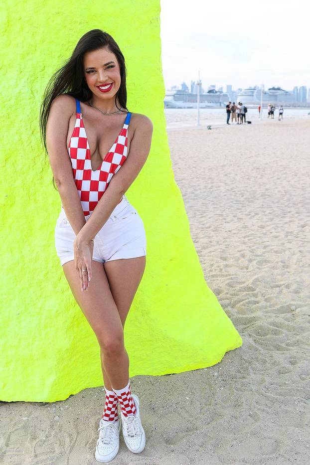 ARHIVA - Ivana Knoll pozirala u kockastom kupaćem kostimu na plaži Ras Abu Aboud