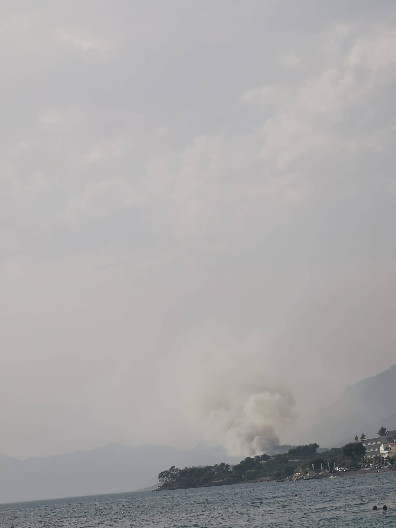 Na terenu su vatrogasci iz Makarske i Omiša, uključila su se i dva kanadera