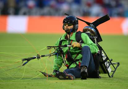 Umalo tragedija na Allianz Areni! Paraglajder se zapetljao u kameru i zaletio prema tribini