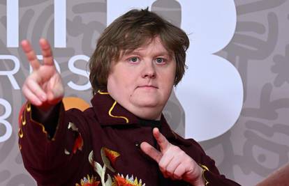 Lewis Capaldi pomogao starici koja se srušila u parku: 'On nije samo zvijezda, on je superheroj'