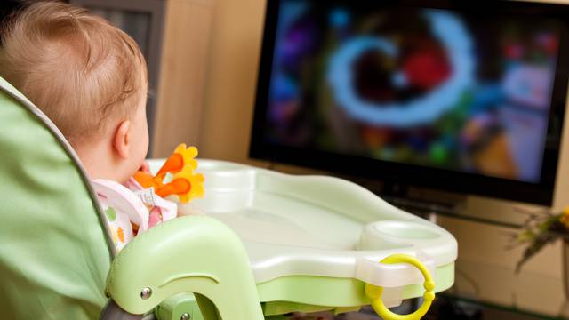 Previše gledanja u ekran maloj djeci usporava razvoj mozga
