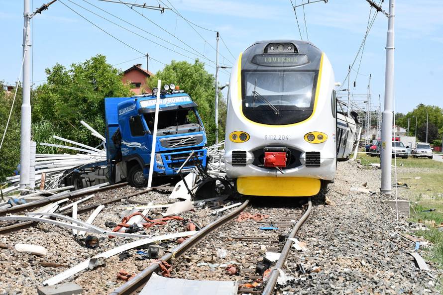 Vozač koji je poginuo u naletu vlaka kod Sl. Broda nije stao na zvučnu i svjetlosnu signalizaciju