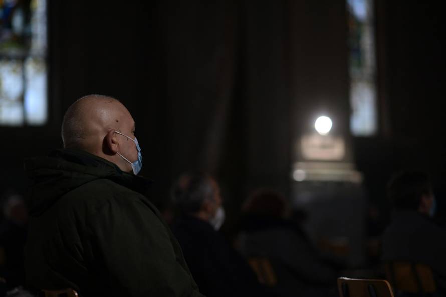 FOTO U bazilici Srca Isusova u Palmotićevoj prvi puta nakon razornog potresa služili misu