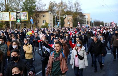 Bjeloruska policija ispalila hice upozorenja i počela privoditi prosvjednike protiv Lukašenka