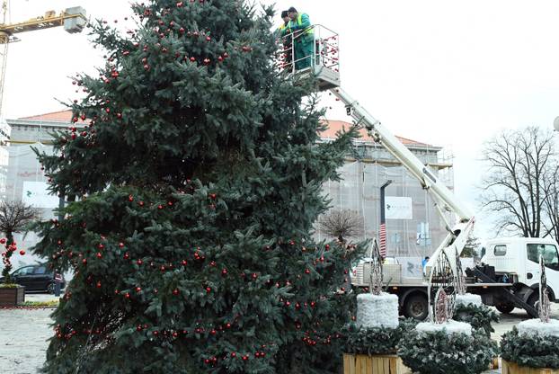 Sisak: Ukrašavanje božićnog drveta u središtu grada