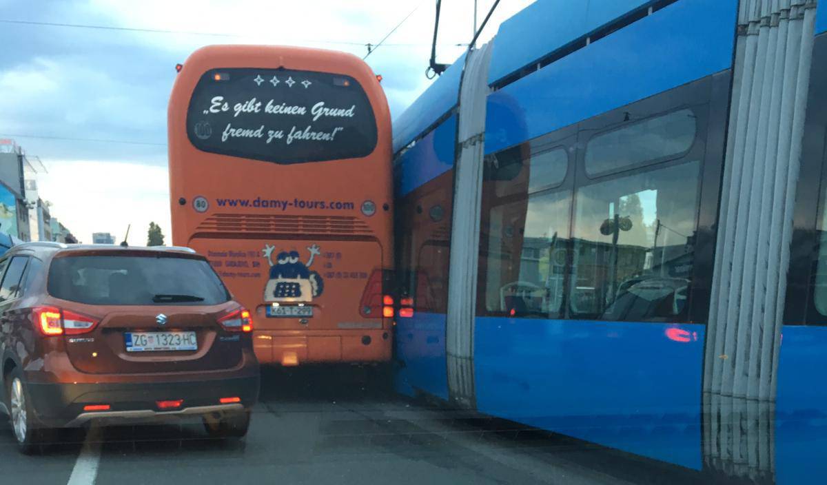 Autobus i tramvaj sudarili se u Savskoj, nastala velika gužva