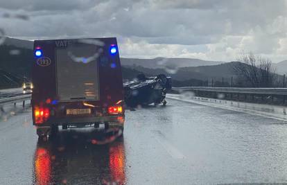 Auto na krovu kod Splita, u nesreći intervenirali vatrogasci