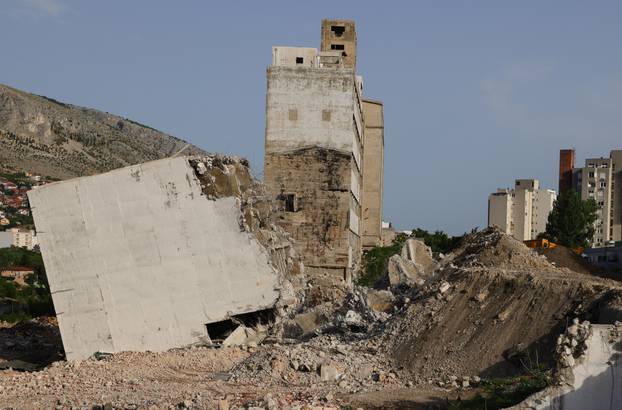 Nakon nekoliko neuspješnih pokušaja konačno srušen "Krivi toranj" u Mostaru