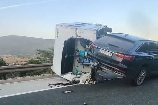 VIDEO U novoj nesre&cacute;i na A1 kamper i auto visili na ogradi
