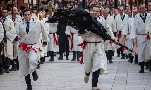 VIDEO Evo kako je kri&zcaron;ono&scaron;a zavr&scaron;io procesiju u Jelsi: Cijelu no&cacute; nosio kri&zcaron; od 15 kilograma