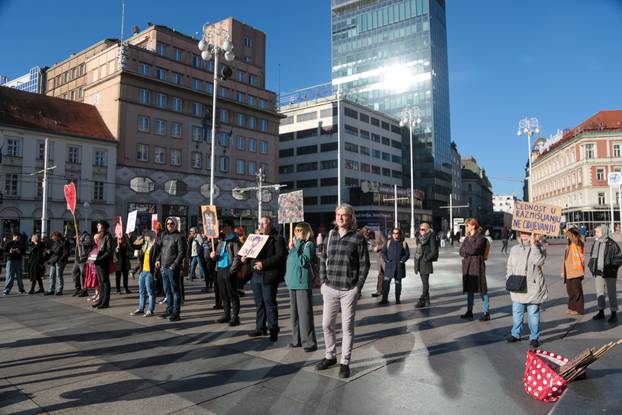 Zagreb: Molitelji krunice na Trgu bana Jelačića
