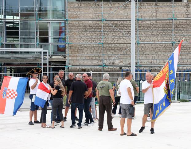 Šibenik:Odrzan je 'Prosvjedni skup protiv financiranja FALIŠ-a i svih ostalih protuhrvatskih dogaðanja'