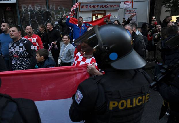Prag: Hrvatski navijači u korteu idu do stadiona