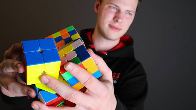 David je hrvatski rekorder u slaganju Rubikove kocke, složi je za samo 5,55 sekundi