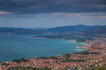 FOTO Olujni oblaci nad Splitom: Temperature su pale za čak 15 °C, u noći okreće na jaku buru!