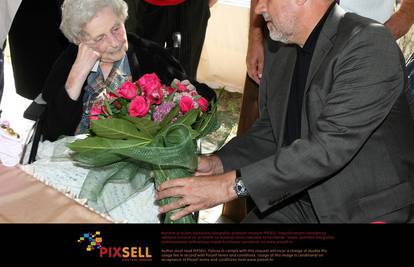Bandić je gospođi Miri za 100. rođendan poželio lijepu frizuru