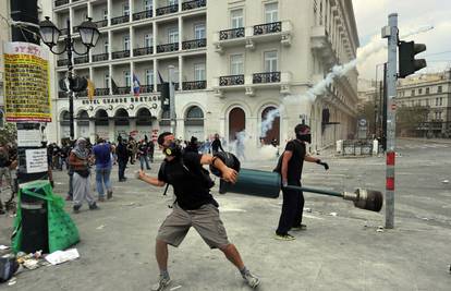 Neredi u Grčkoj: 400 ljudi se u Ateni sukobilo s policajcima