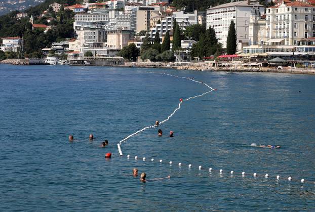 Opatija: Kupači u moru pred plažom Slatina