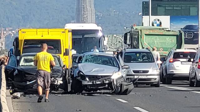 VIDEO Tri automobila sudarila se na Mostu slobode u Zagrebu, pomoć zatražilo troje ljudi