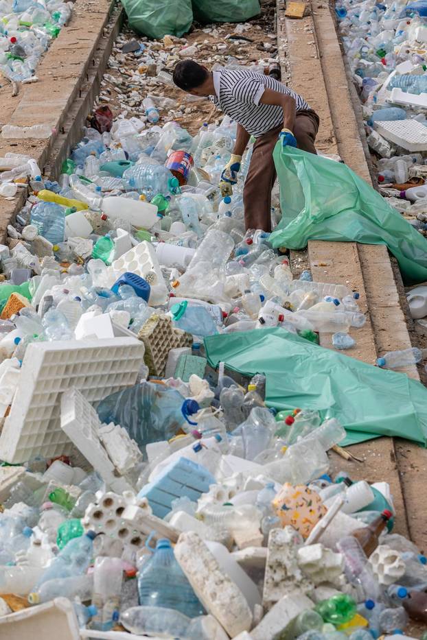 Dubrovnik: Čišćenje gradske plaže Banje od smeća i plastike nanesenih jugom