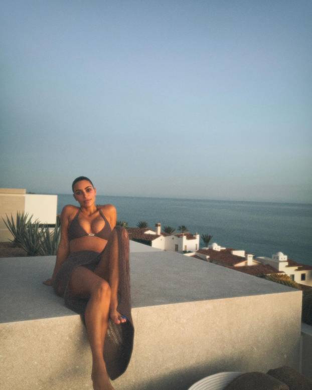 FOTO Kakva kombinacija, Kim! Poslovno sprijeda, a od iza - tanga koja viri. Pogledajte je!