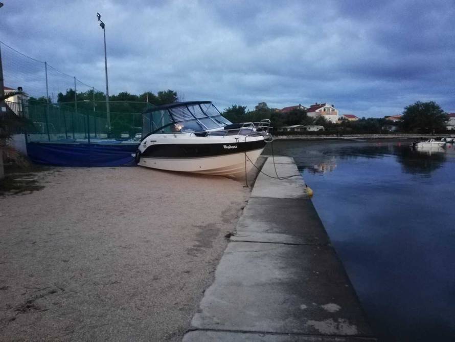Vjetar nasukao brodove, čupao drveće, nestajalo je i struje...