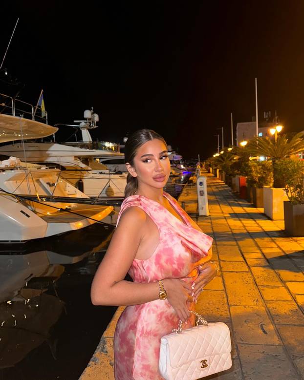 FOTO Zbog supruga je prešla na islam, a optužili su ju da zbog njene 'magije' on ne igra za BiH