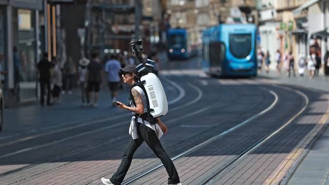 Zagreb: Djevojka na leđima nosi uređaj Apple Mapsa i mapira srediste grada