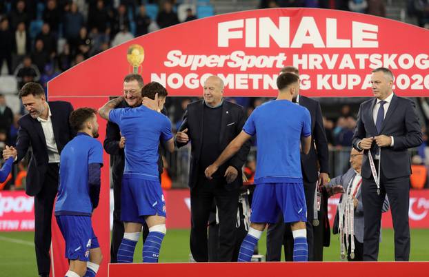 Dodjela medalja nakon finala SuperSport Hrvatskog nogometnog kupa