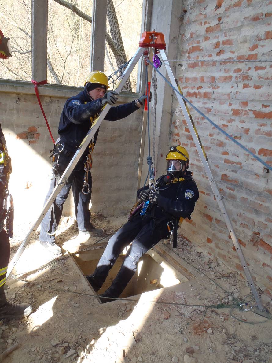 Policajci speleolozi: U 50 jama smo našli bombe, mine i zolje