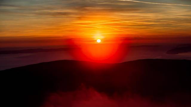 Pogled sa Zvjezdanog sela Mosor na prekrasan zalazak sunca