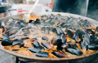 Dagnje na buzaru s pršutom